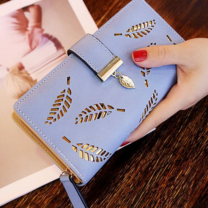 Interior de la cartera de mano con compartimentos