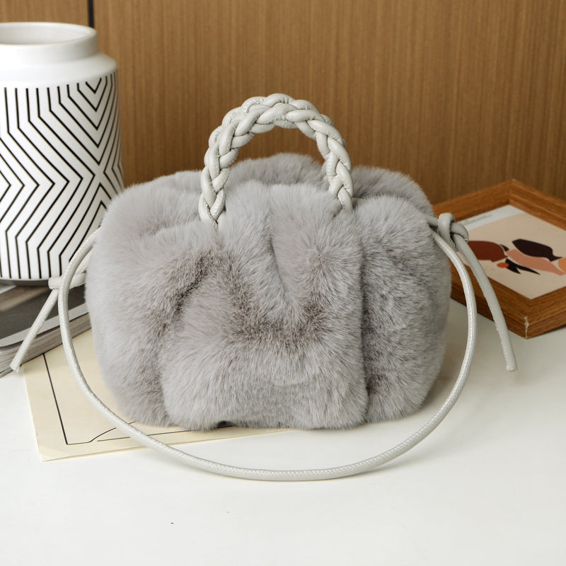 Bolso bandolera de pelo sintético en gris claro