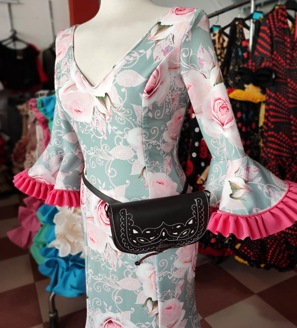 Bolso bandolera de piel llevado cruzado