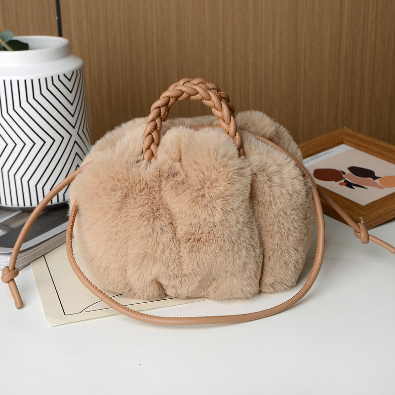 Bolso bandolera de pelo sintético en café claro