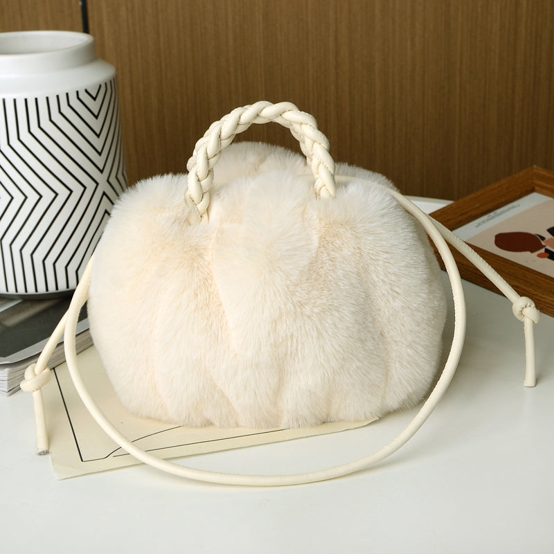 Bolso bandolera de pelo sintético en beige