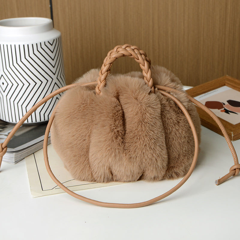 Bolso bandolera de pelo sintético en caqui