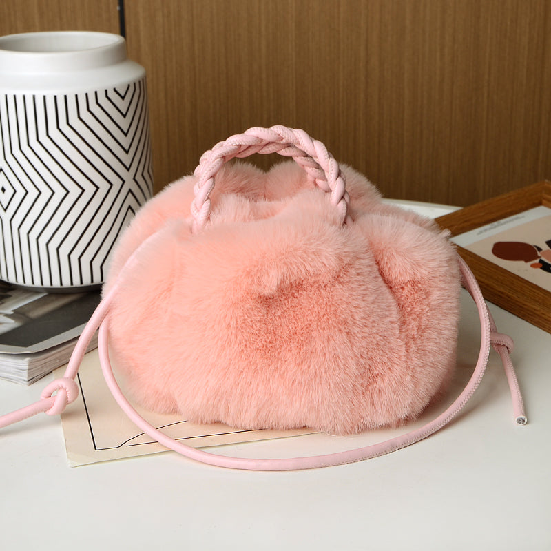 Bolso bandolera de pelo sintético en rosa